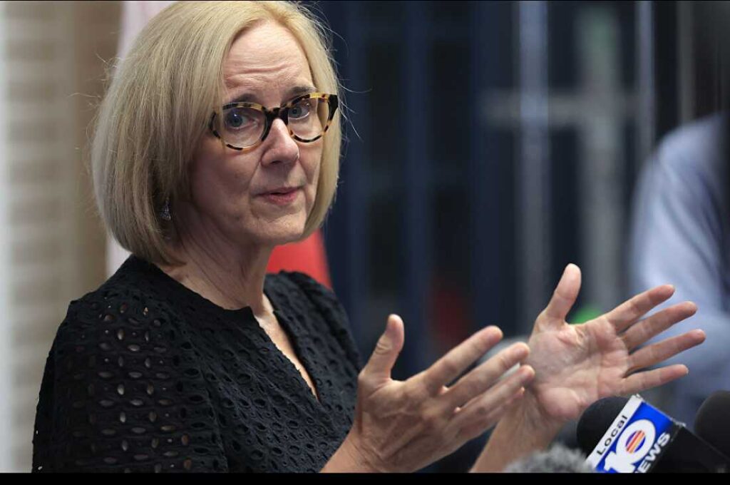 Miami mayor calls for reinstating TPS for Venezuelans : NPR