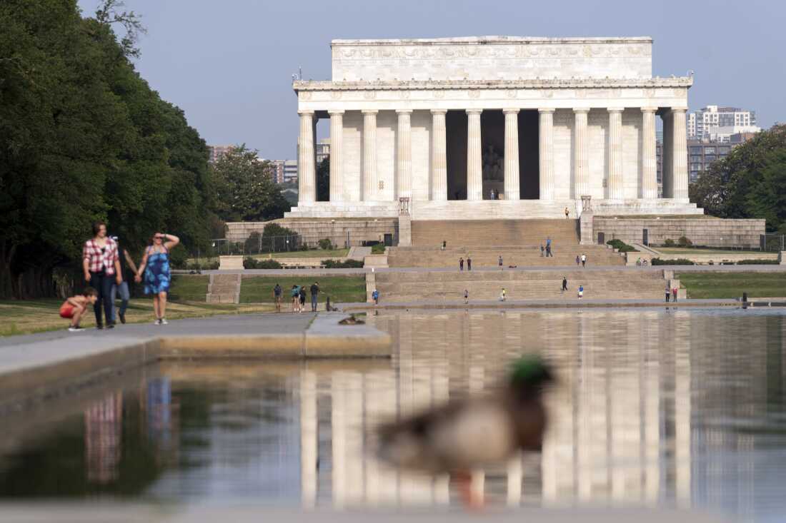 A nonprofit sues the feds over plans to paint the Lincoln Memorial Reflecting Pool blue : NPR